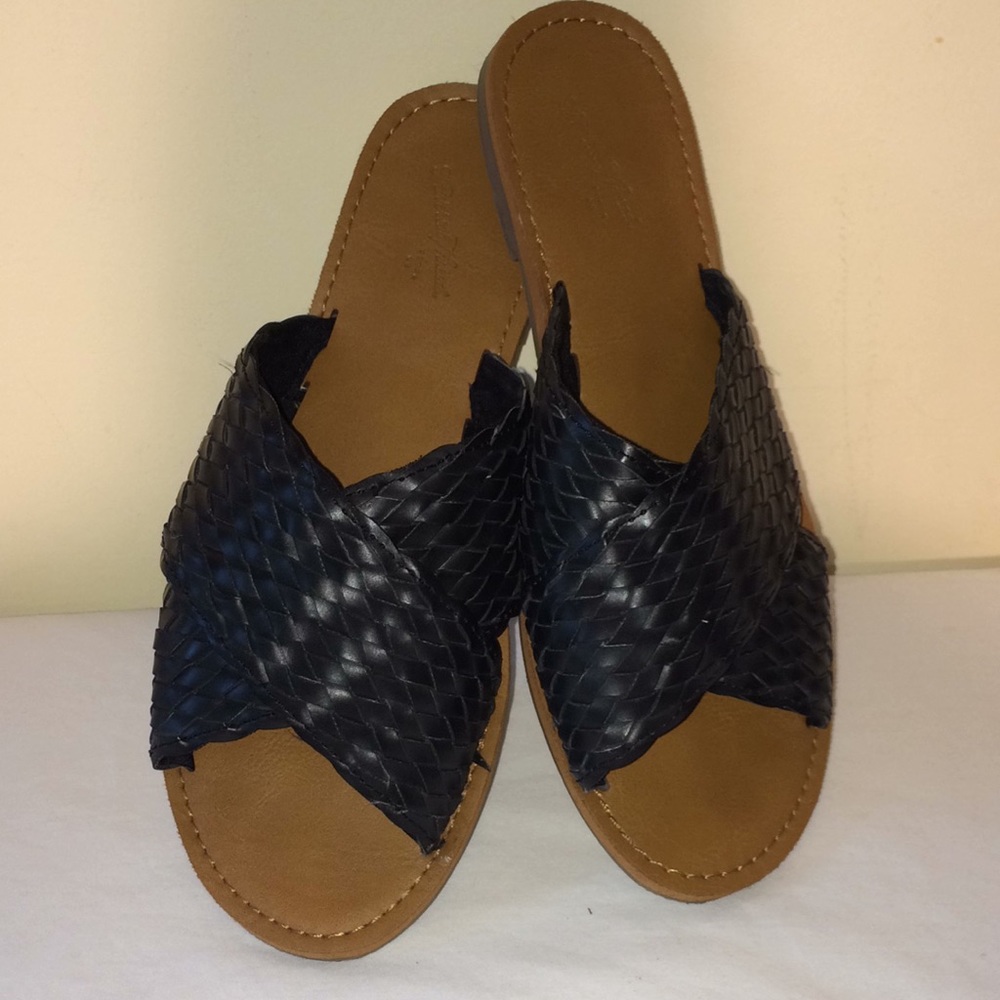 ‼️Clearance‼️Universal Thread 6.5 Ladies Shoe. Black/Tan